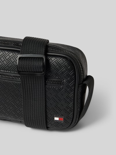 Produktfoto, Umhängetasche mit Label-Detail Modell 'EMBOSSED FLAG MODULAR' von Tommy Hilfiger, schwarze Lederoptik mit Flag-Monogram Muster, Logo-Detail, Reißverschluss, Netzfach, Reißverschlusstasche abnehmbar, Kunstleder Materialverarbeitung