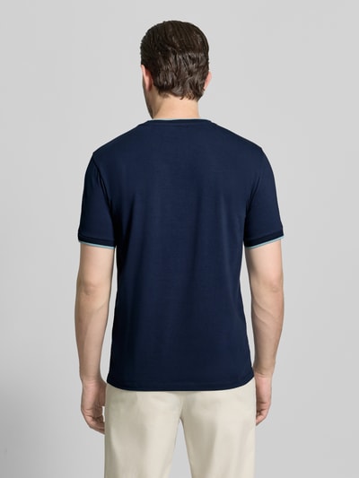 Männermodel trägt T-Shirt mit Rundhalsausschnitt und Kontraststreifen von Manuel Ritz in Dunkelblau, Baumwoll-Elasthan-Mix, Ganzkörperansicht Rückansicht