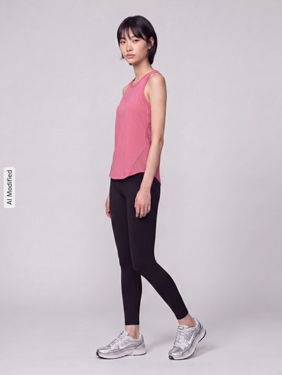 Frauenmodel trägt Slim Fit Sport-Top mit Logo-Print Modell 'Tempo' von Nike in Rosa kombiniert mit schwarzen Leggings, Damen Sport-Top von Nike Training, Ganzkörperansicht von vorne, KI-modifiziertes Bild.