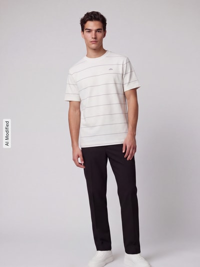 Männermodel trägt T-Shirt mit Label-Stitching Modell 'VERRI' von ellesse, Allover-Look, Regular Fit, Rundhalsausschnitt, Ganzkörperansicht von vorne, KI-modifiziertes Bild.