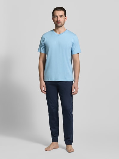 Männermodel trägt T-Shirt mit V-Ausschnitt von Schiesser aus reiner Baumwolle in Hellblau, Regular Fit, Ganzkörperansicht von vorne.