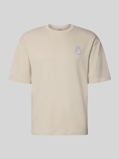 Produktfoto, unifarbenes Regular Fit T-Shirt aus reiner Baumwolle Modell 'CASPIAN AIRFLEX AMORE' von Only & Sons, Rundhals, kurzarm, cooler und atmungsaktiver Stoff mit Schriftzug-Print, Motiv in Hellbeige mit leichtem Blaukontrast, glatte Struktur.