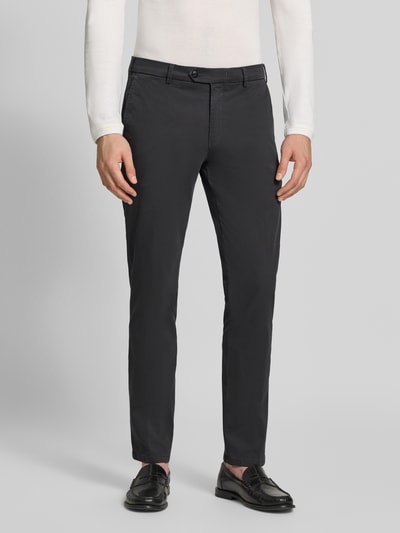 Männermodel trägt schwarze Regular Fit Chino aus Baumwoll-Mix Modell 'Lupus' von MMX, Herren Chino, Ganzkörperansicht von vorne.