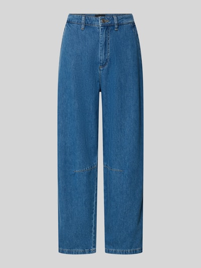 Produktfoto, blaue Straight Fit Jeans in verkürzter Passform Modell 'Estelle' von JOOP!, reine Baumwolle, Eingriff- und Gesäßtaschen, sichtbarer Knopf- und Reißverschluss, glatte Denim-Textur, neutrale Studioumgebung, Vorderansicht
