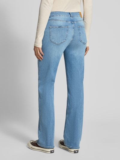 Frauenmodel trägt Straight Jeans mit mittelhohem Bund in hellblauer Waschung von REVIEW, 5-Pocket-Design, Baumwoll-Elasthan-Mix, Ganzkörperansicht Rückansicht.