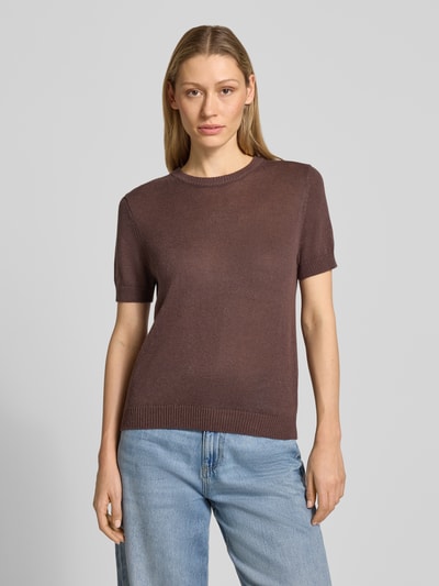 Frauenmodel trägt Strickshirt aus Leinen-Mix mit Rundhalsausschnitt von Jake*s Collection, braun, gerader Schnitt, 1/2-Arm, Nahaufnahme Oberkörper.
