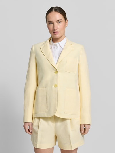 Vrouwenmodel draagt blazer uit mix van linnen en katoen met reverskraag en borstzak van MICHAEL Michael Kors, recht model, lichtgeel, opgestikte steekzakken, knoopsluiting, ruglengte bij maat 36: 64 cm, borstwijdte 48 cm, mouwlengte 62 cm, voorkant volledige lichaamsweergave.