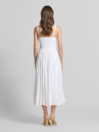 Frauenmodel trägt weißes Midikleid mit Allover-Lochstickerei von LACE & BEADS aus Baumwolle, taillierte Passform, Ganzkörperansicht Rückansicht.