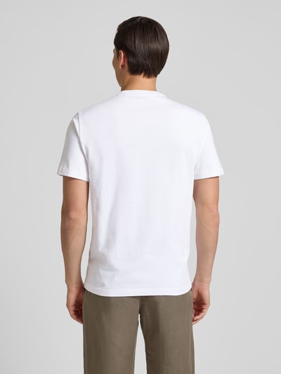 Männermodel trägt T-shirt mit logo und ronde hals van guess, puur katoen, regular fit, ruglengte bij maat M 70 cm, Ganzkörperansicht Rückansicht.