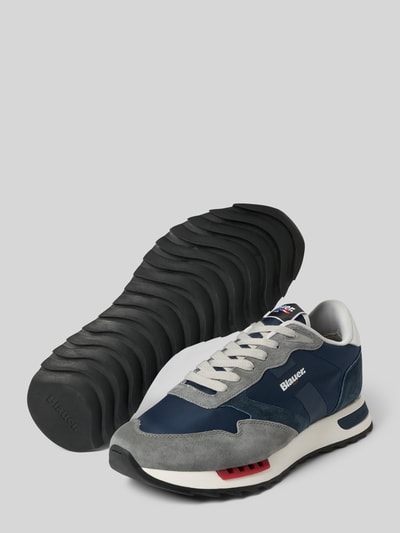 Produktfoto, Sneaker mit Schnürverschluss Modell 'RYDER' von Blauer USA im Material-Mix mit Label-Detail, abgerundete Spitze, strukturierte Sohle, Farbton Grau-Blau-Rot, Absatzhöhe 4 cm, Schafthöhe 10 cm, Schaftweite 8 cm.