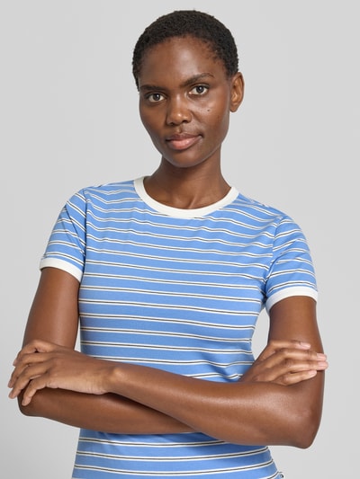 Frauenmodel trägt Regular Fit T-Shirt aus Baumwoll-Mix von Tom Tailor Denim, mehrfarbig gestreift, Rundhals, Jersey, Nahaufnahme Oberkörper.