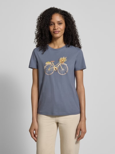 Vrouwenmodel draagt T-shirt met motiefprint en ronde hals van Jake*s Casual, puur katoen, regular fit, ruglengte bij maat S 57 cm. Ganzlichaamsaanzicht van voren.