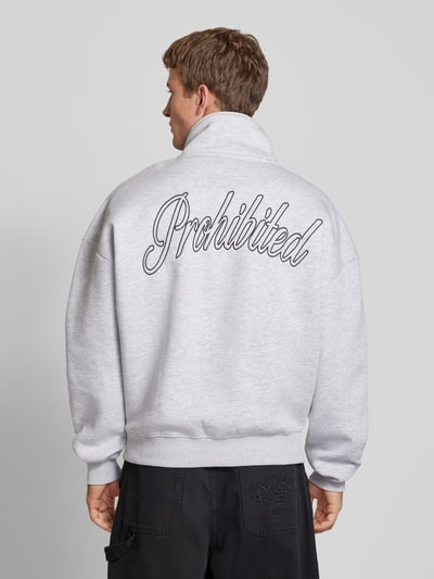 PROHIBITED Oversized Sweatshirt mit Label-Stitching Modell 'Clapham' Hellgrau 5