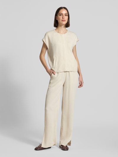 Frauenmodel trägt Wide Fit Stoffhose aus Viskose-Mix Modell 'Mucia' von OPUS PANTS mit Strukturmuster, cremefarben, Ganzkörperansicht von vorne. Damen Stoffhose, elastischer Bund, Bundweite 37 cm, Innenbeinlänge 81 cm, Größe 36.