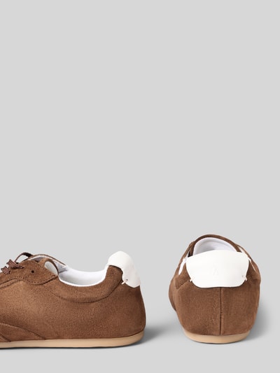 Produktfoto, Sneaker aus Leder mit Schnürung und Gummisohle von ALOHAS in Braun mit weißem Label-Detail, Gummisohle, abgerundeter Spitze, Damen Sneaker, Absatzhöhe 1 cm, Schafthöhe 9 cm, Schaftweite 9 cm, Kontext: echtes Leder, Rückansicht