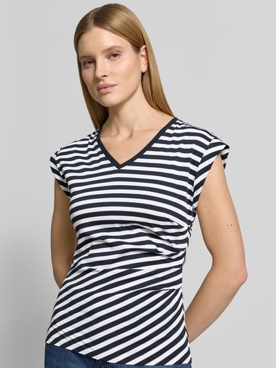 Frauenmodel trägt Damen T-Shirt Slim Fit T-Shirt aus reiner Baumwolle Modell 'EVKA' von BOSS, Optik: Unifarben, Muster: Gestreift, Raffung, V-Ausschnitt, Ärmelform: Kurzarm, Ärmelabschluss: fixierter Umschlag, Materialverarbeitung: Feinripp, Material: Reine Baumwolle, Nahaufnahme Oberkörper.