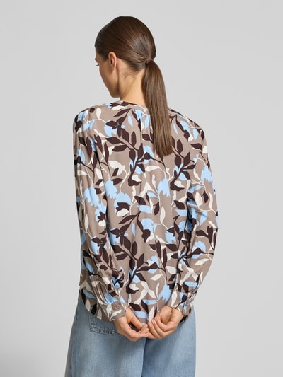 Männermodel trägt Langarmbluse mit V-Ausschnitt aus Viskose von S.OLIVER CASUAL mit Allover-Blattmuster in Blau, Braun und Beige, Ganzkörperansicht Rückansicht