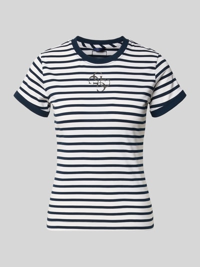 Frauenmodel trägt T-Shirt mit Rundhalsausschnitt und Label-Print von Guess, navy-weiß gestreift, körpernaher Schnitt, Modal-Mix, Ganzkörperansicht von vorne.