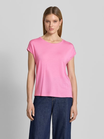 Frauenmodel trägt Relaxed Fit T-Shirt aus Lyocell-Mix Modell 'AVA' von Vero Moda in Optik: Unifarben, Passform: Relaxed-Fit, Rundhals, Ärmelform: Kurzarm mit fixiertem Umschlag, Material: Lyocell-Mix, leuchtendes Pink, glatte Textur, Ganzkörperansicht von vorne.