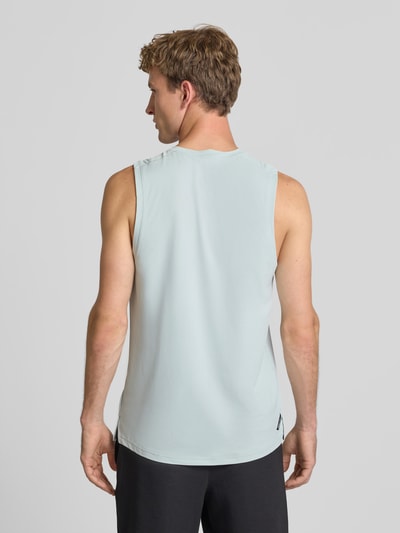 Männermodel trägt lichtblauw Regular fit sportshirt met logo- en motiefprint model 'PWRMODE' van PUMA Performance, ganzlichaamsaanzicht achteraan.