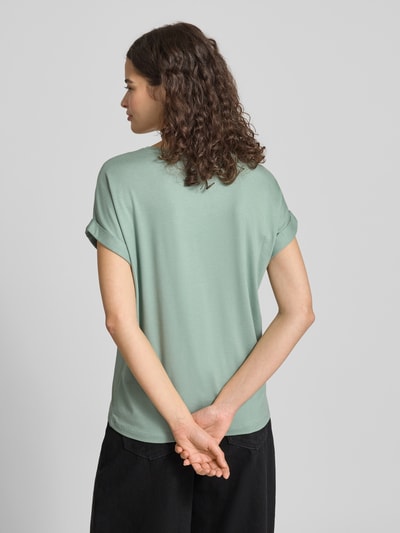 Frauenmodel trägt Regular Fit T-Shirt aus Viskose-Mix Modell 'MOSTER' von Only in Uni-Optik, Kurzarm, Feinripp, Ganzkörperansicht Rückansicht.