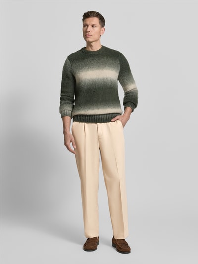 Männermodel draagt Straight Fit Stoffhose met Viskose-Anteil van MCNEAL, licht beige, elastische mix, steek- en achterzakken, bandplooien, knoop- en ritssluiting, vooraanzicht hele lichaam.