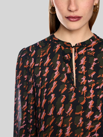 Vrouwenmodel draagt Regular Fit blouse in all-over look met druppelvormige hals van Marc Cain, chiffon, Nahaufnahme Oberkörper, Ruglengte maat 36: 61 cm, Mouwlengte maat 36: 64 cm.