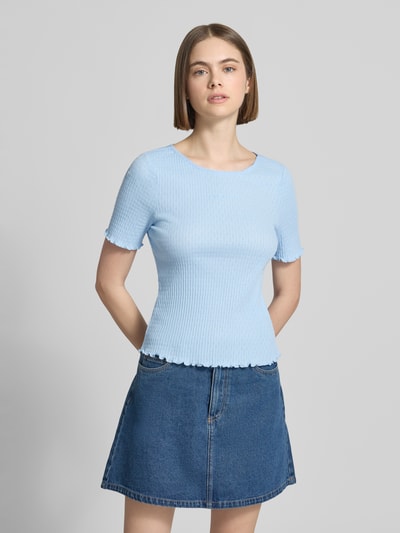 Frauenmodel trägt Damen T-Shirt mit Strukturmuster, Rundhalsausschnitt mit Spitze, Logo-Stitching, Muschelsaum, Modell 'Lune' von OH APRIL aus Reiner Baumwolle, Körpernaher-Schnitt, Rückenlänge 50 cm bei Größe S, hellblau, kombiniert mit Jeansrock, Ganzkörperansicht von vorne.