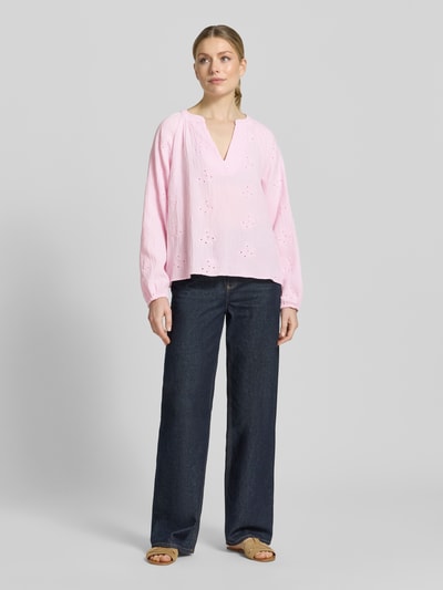 Kobiece modelki nosi Relaxed Fit Langarmbluse aus reiner Baumwolle Modell 'NATALI' od Vero Moda, różowa, luźny krój, haft ażurowy, długi rękaw z elastycznym mankietem, dekolt w serek, seersucker, widok całej sylwetki z przodu.
