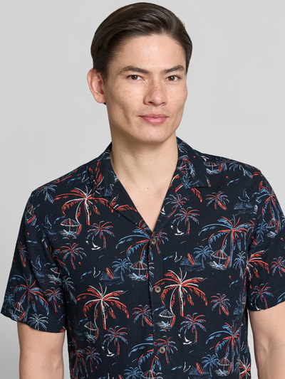 Männermodel trägt Regular Fit Freizeithemd aus Viskose-Leinen-Mix von Tom Tailor mit Optik:Allover-Muster, Nahaufnahme Oberkörper
