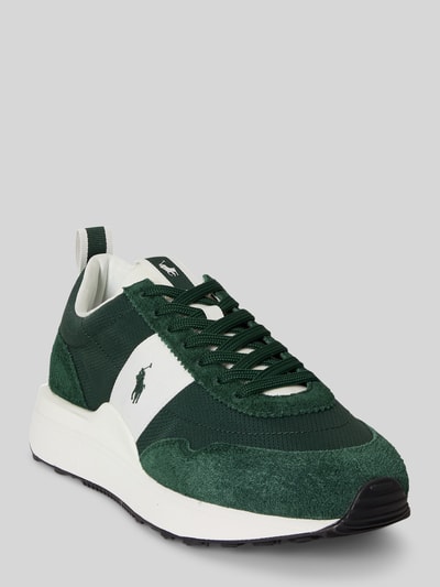 Produktfoto, Low Top Sneaker aus Veloursleder von Polo Ralph Lauren, zielony z białymi akcentami, zaokrąglony nosek, płaski obcas, logo, sznurowane, teksturowana podeszwa, wykonane z prawdziwej skóry i siateczki
