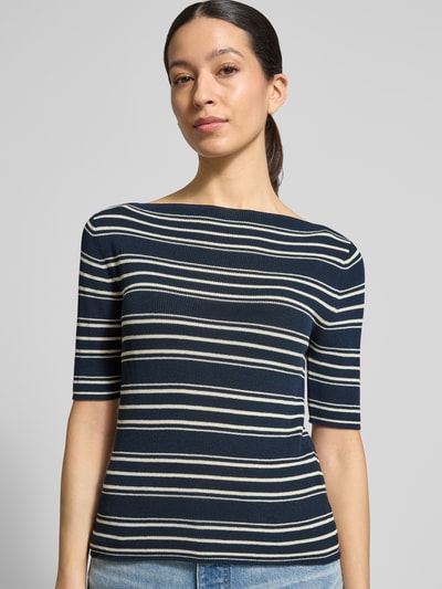 Frauenmodel trägt Slim Fit Strickpullover aus Baumwoll-Mix Modell 'PASATTA' von MAX&Co., gestreift, U-Boot-Ausschnitt, Nahaufnahme Oberkörper.