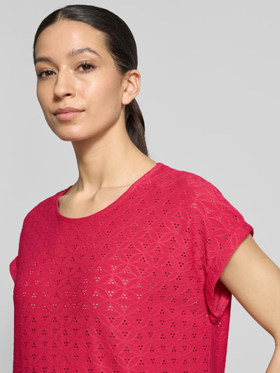 Frauenmodel trägt Regular Fit T-Shirt mit Lochmuster Modell 'Ruth' von ZABAIONE, Damen T-Shirt, Elastischer-Material-Mix, Rundhalsausschnitt, Elastischer Bund, Farbe Pink, Nahaufnahme Oberkörper. Rückenlänge bei Größe S: 53 cm.