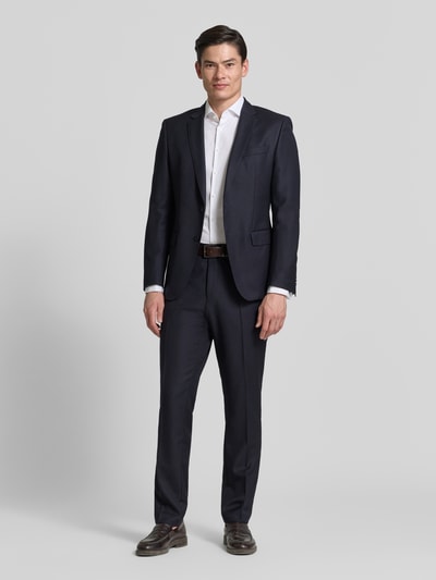 Männermodel trägt Slim Fit Businesshemd aus Twill von Jake*s in Weiß, kombiniert mit Anzughose, Ganzkörperansicht von vorne.