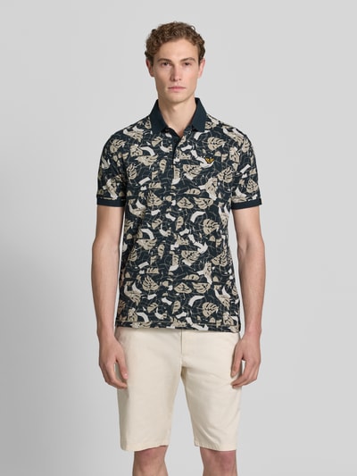 Männermodel trägt Slim Fit Poloshirt im Allover-Look von PME Legend aus Baumwoll-Elasthan-Mix, Knopfleiste, Label-Stitching, Ganzkörperansicht von vorne. Rückenlänge bei Größe M: 72 cm.