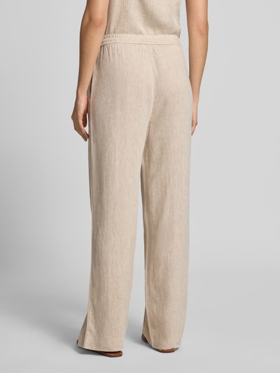 Vrouwenmodel draagt Leinenhose mit Kordelzug Modell 'Viana Ginia' van MSCH Copenhagen, beige, wide leg fit, elastische taille, Franse steekzakken. Volledige lichaamsweergave achterkant.
