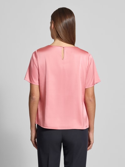 Frauenmodel trägt Regular Fit Bluse mit Rundhalsausschnitt und 1/2-Arm von Christian Berg Woman Selection, rosa, Rückansicht, Ganzkörperansicht. Material-Mix mit Stretch-Anteil, Knopfverschluss hinten, Rückenlänge 57 cm, Ärmellänge 24 cm bei Größe 36.
