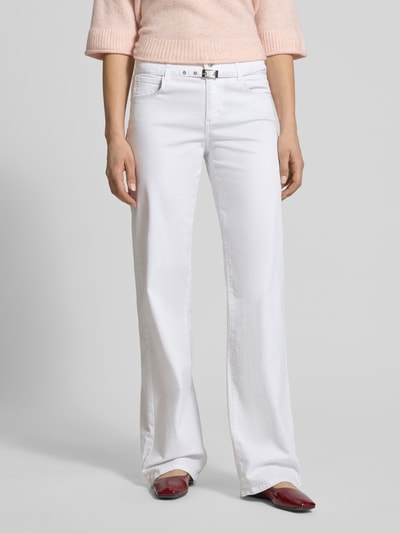 Vrouwenmodel draagt Flared Jeans met riem model 'Liz City' van Angels, witte katoenmix, 5-pocket, uitlopend, vooraanzicht hele lichaam