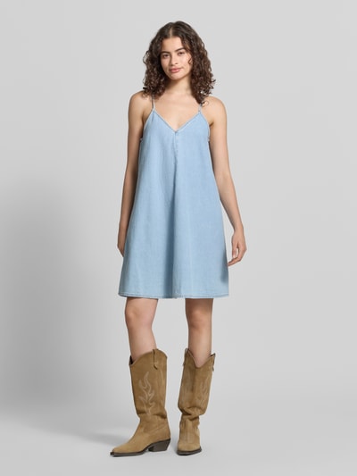 Frauenmodel trägt Minikleid in Denim-Optik Modell 'LUCY' von JJXX aus Reine Baumwolle, Gerader-Schnitt, Spaghettiträger, V-Ausschnitt, Ganzkörperansicht von vorne.