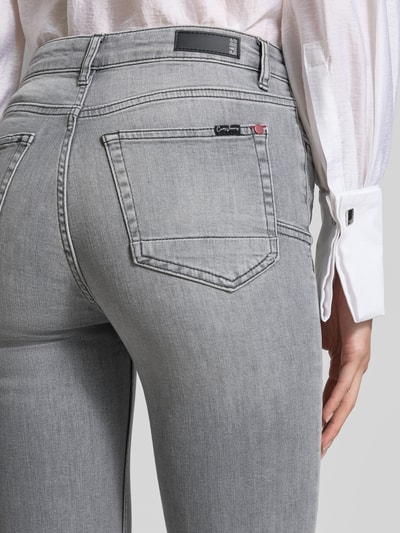 Frauenmodel trägt Slim Fit Jeans aus Baumwoll-Elasthan-Mix von Cars Jeans, Modell 'JOYCE', grauer Farbton, 5-Pocket-Design, Detailaufnahme der Rückansicht.