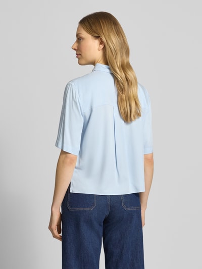 Vrouwenmodel draagt blouse met korte mouwen uit zuiver viscose met kentkraag, slim fit, 1/2-mouwen van JAKE*S STUDIO WOMAN, ruglengte maat 36: 54 cm, mouwlengte maat 36: 29 cm, lichte blauwe kleur, eenvoudige afwerking, gladde textuur, rugaanzicht, Ganzkörperansicht Rückansicht.