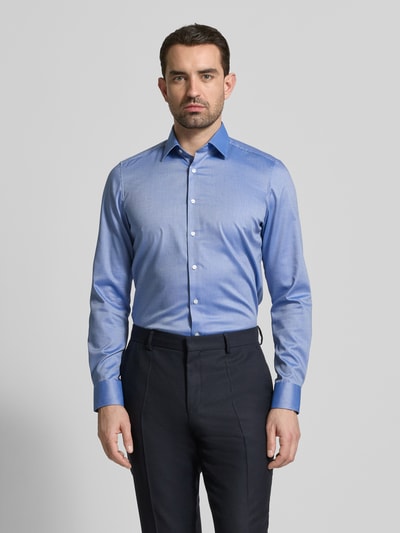Männermodel trägt Slim Fit Business-Hemd mit Strukturmuster und Kentkragen von OLYMP Level Five, unifarben, Vorderansicht, Ganzkörperansicht von vorne. Baumwoll-Mix mit Stretch, Rückenlänge 80 cm, Schulterbreite 41 cm, Ärmellänge 66 cm.