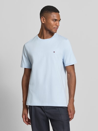 Męski model nosi Regular Fit T-Shirt aus reiner Baumwolle od Tommy Hilfiger, efekt: jednolity kolor, wyhaftowane logo, okrągły dekolt, krótki rękaw, dżersej, bawełna, całkowity widok z przodu