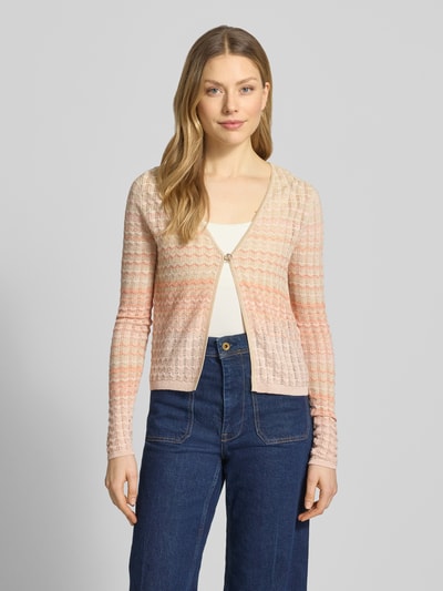 Frauenmodel trägt Strickjacke aus Viskose-Mix Modell 'ROSALYN' von Guess in Rosa, Gerader-Schnitt, V-Ausschnitt, Knopfverschluss, Ganzkörperansicht von vorne. Rückenlänge bei Größe S: 51 cm, Ärmellänge: 69 cm.
