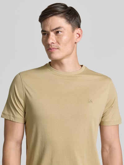 Männermodel trägt T-Shirt mit Rundhalsausschnitt und Logo-Stitching von Lerros, Reine Baumwolle, Regular-Fit, Rückenlänge 77 cm, Nahaufnahme Oberkörper.