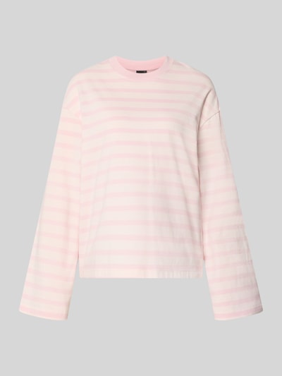 Produktfoto, Relaxed Fit Langarmshirt aus reiner Baumwolle von Gina Tricot w jasnoróżowe i białe paski, krój relaxed fit, okrągły dekolt, rękawy długie, długość tyłu w rozmiarze S: 62 cm, bawełna