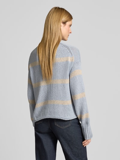 Frauenmodel trägt Regular Fit Strickpullover aus Baumwoll-Mix von Marc O'Polo, Optik: Unifarben, Langarm, Rollsaum, Strickstruktur, Ganzkörperansicht Rückansicht.