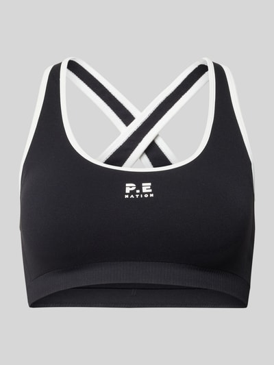 Produktfoto, schwarzer Sport-BH mit weißem Logo-Print, Rundhalsausschnitt, überkreuzte Träger, Modell 'ADAPTION SEAMLESS' von P.E Nation, elastisches Material