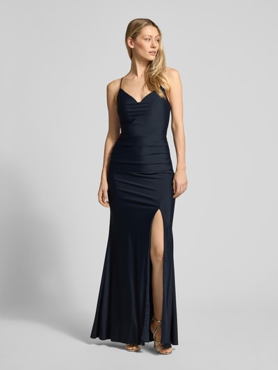 Modelka kobieca ma na sobie Slim Fit Abendkleid mit Gehschlitz od Laona, kolor ciemnogranatowy, marszczenia, rozcięcie, dekolt na plecach, ramiączka spaghetti, kryty zamek, szerokość w rozmiarze 36: 34 cm, widok całej sylwetki z przodu.