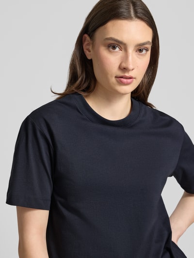 Frauenmodel trägt Regular Fit T-Shirt aus reiner Baumwolle von Marc O'Polo Denim in Optik: Unifarben, Rundhals, Ärmelform: Kurzarm, Nahaufnahme Oberkörper.